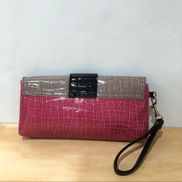 Guess Wristlet color gray‎ and pink patent leather - Picture 4 of 10